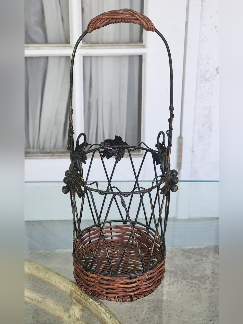 Vineyard Grape Leaf Decorative Wire/Wicker Wine Bottle Holder, Gift Tote Carrier